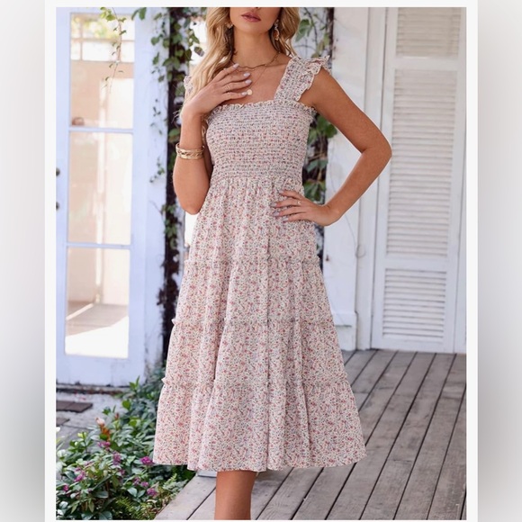 Dresses & Skirts - Floral smocked midi dress